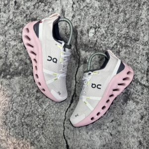 On Cloudsurfer Next (Colorway: Pink Limelight / Rosado-Amarillo).